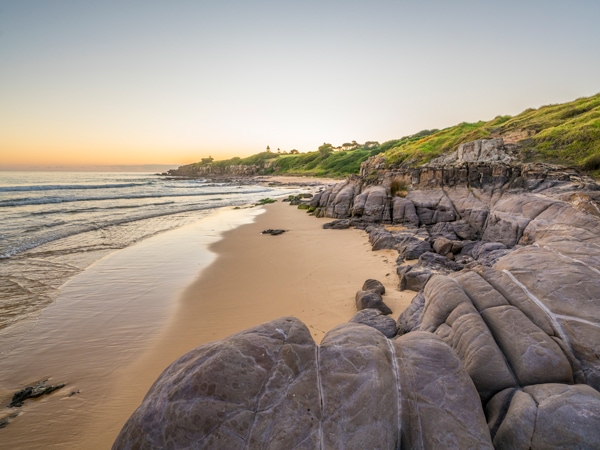 Μια ευρεία άποψη της παραλίας Short Point στη Merimbula, NSW, Αυστραλία