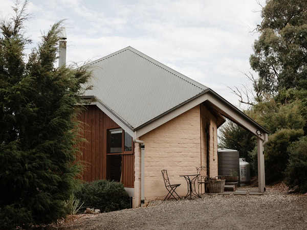 the exterior of Kangaroo Ridge Retreat, Yarra Valley