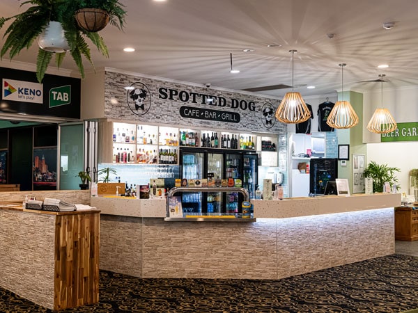 Lounge koktail di Spotted Dog Tavern, Bundaberg
