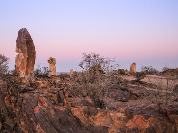 patung-patung tersebar di sekitar Living Desert State Park