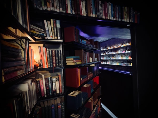 Bar berbicara yang menyenangkan dengan rak buku tersembunyi di Bundaberg