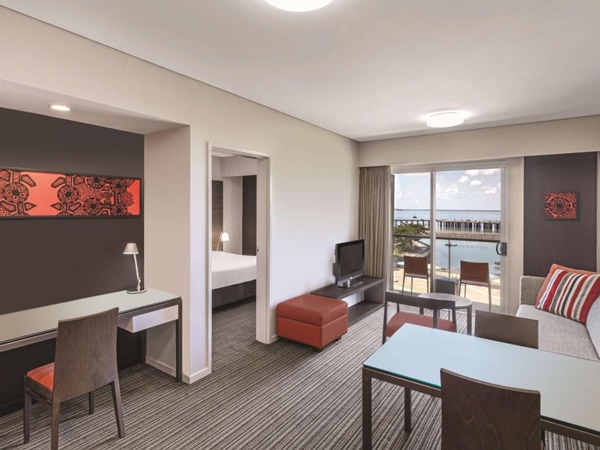 suite tepi laut yang luas di Adina Apartment Hotel