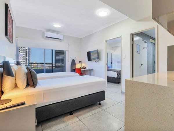 suite sederhana dan nyaman dengan tempat tidur nyaman dan fasilitas di Argus Hotel Darwin
