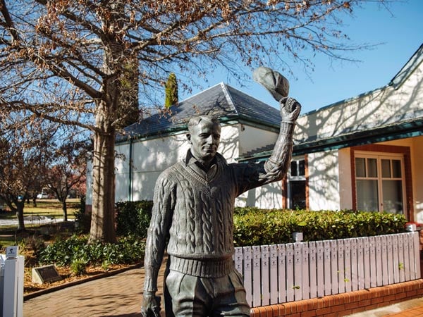 Patung Donald Bradman di The Bradman Oval Bowral di Southern Highlands