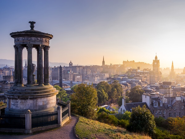 Pemandangan kota Edinburgh saat matahari terbenam atau matahari terbit