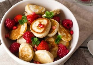 mini strawberry pancakes at Edwards Providore, Bendigo