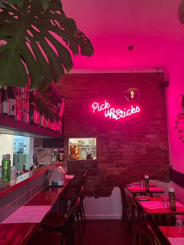 Pencahayaan merah muda di dalam Harpoon Social Bar di Bendigo.
