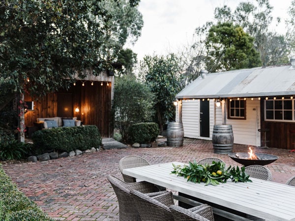 Di dalam halaman belakang The Bootmaker's Cottage di Birregurra, Victoria, Australia