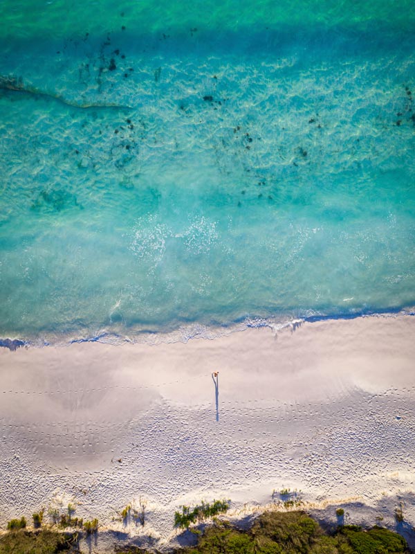 Aerial yang menghadap ke pasir terputih di dunia di Pantai Hyams, Jervis Bay.