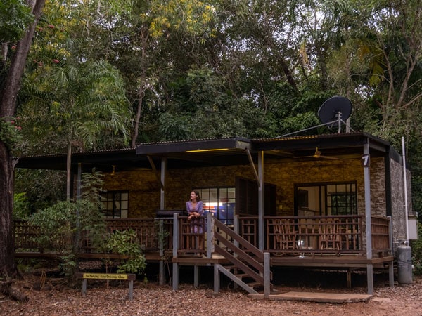 kabin tradisional di hutan di Litchfield Tourist Park di Darwin, NT