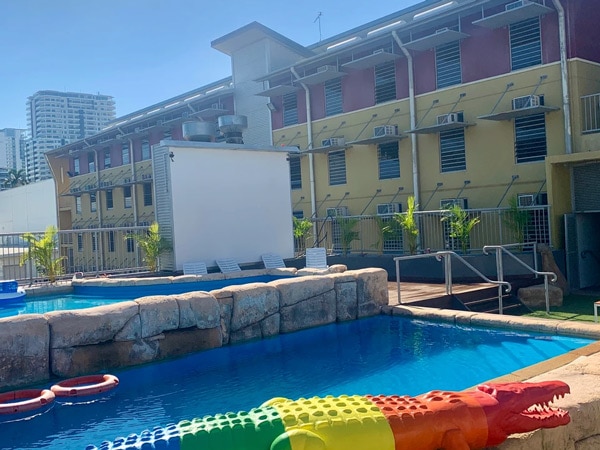 poolside, MOM Darwin YHA, Darwin hostels, NT