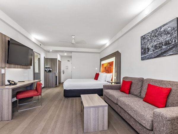 kamar superior dengan fasilitas modern di Novotel Darwin CBD