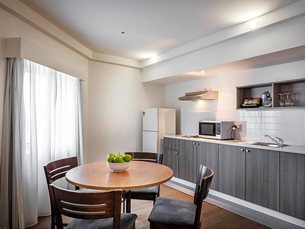 ruang makan dan dapur di dalam suite yang nyaman di Novotel Darwin