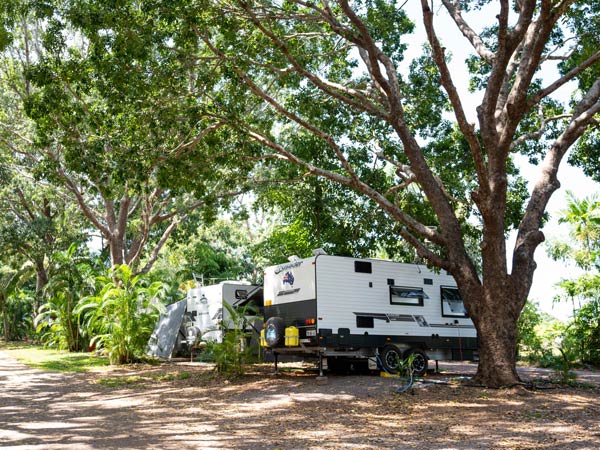 karavan diparkir di samping pepohonan di Taman Wisata Oasis