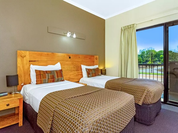 suite modern dengan tempat tidur twin dan balkon