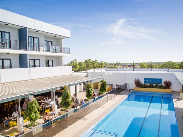 kamar-kamar di Rydges Palmerston menghadap pemandangan kolam renang