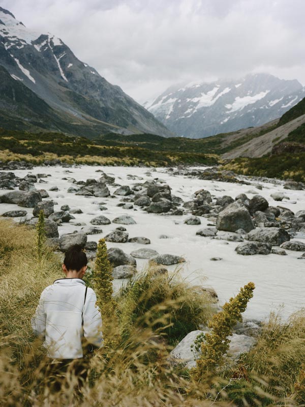 Pemandangan pegunungan Selandia Baru dengan orang di garis depan
