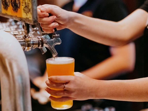 bartender mengisi gelas bir di Townsville Brewery