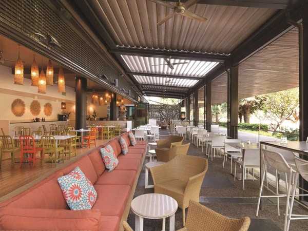 area lounge dengan tempat duduk yang luas di Vibe Hotel Darwin Waterfront
