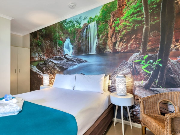 kamar tidur yang terang dengan fasilitas yang nyaman di Darwin Freespirit Resort
