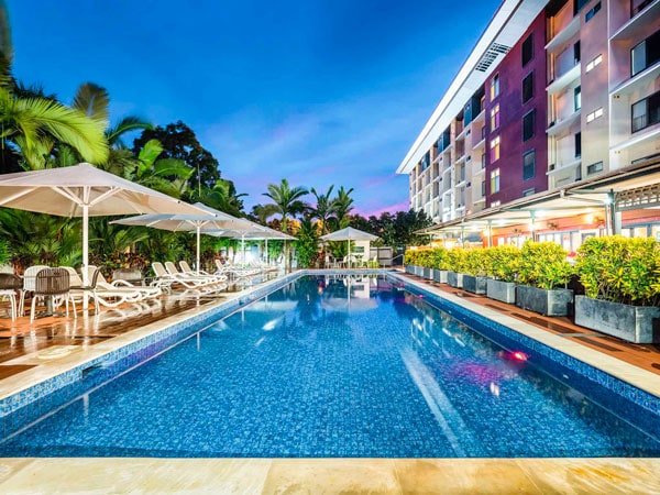 kolam renang luas dengan bar tepi kolam renang di Novotel Darwin Airport Hotel