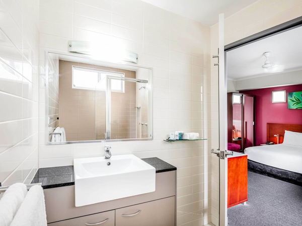 kamar mandi bersih di dalam suite Novotel Airport Hotel