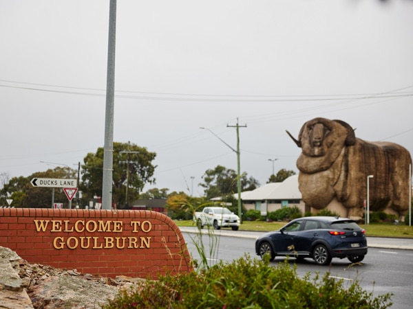 Selamat datang di tanda Goulburn dengan merino besar di latar belakang.