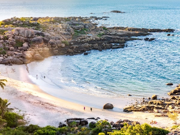pemandangan udara dari perairan biru yang tenang di Magnetic Island