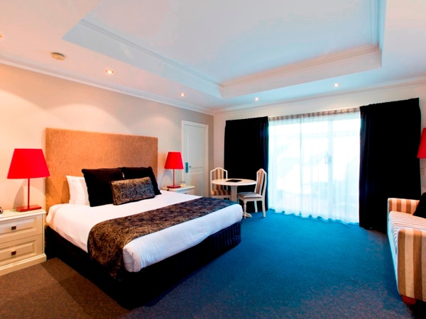 suite kamar tidur yang nyaman di All Seasons Resort Hotel