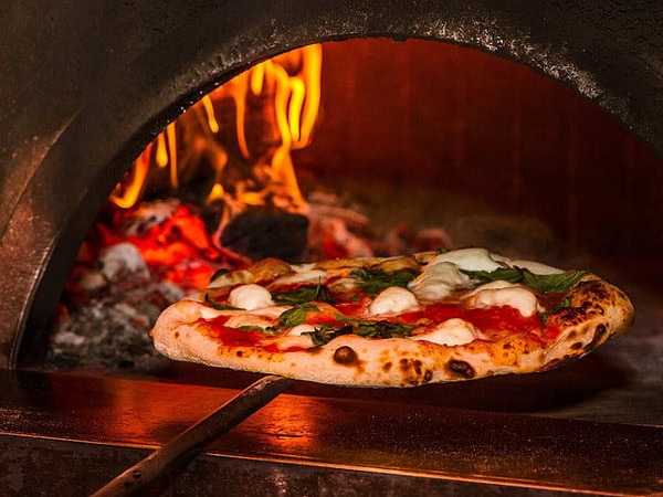 wood-fired pizza at Artemis Wines