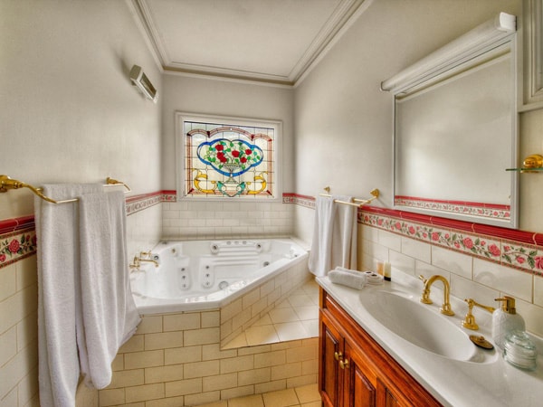 kamar mandi bergaya kontemporer dengan bathtub