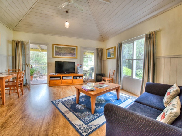 cottage minimalis dengan interior sederhana