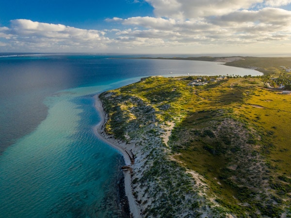 Tembakan drone dari Coral Bay di Coral Coast Australia Barat.
