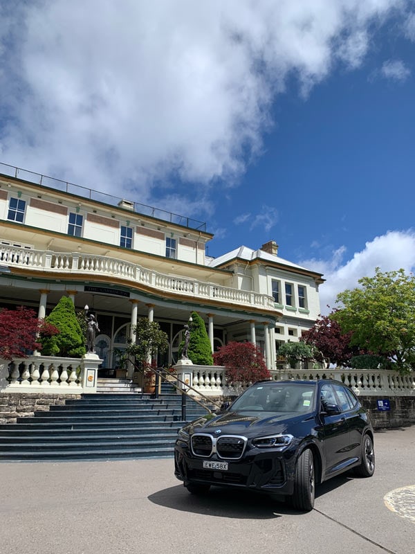 EV Carrington di luar mansion