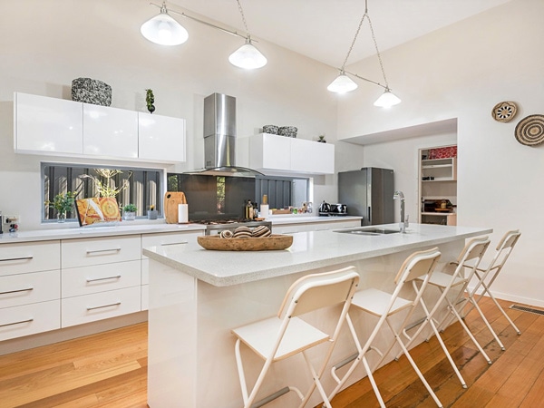 interior dapur yang cerah dan elegan