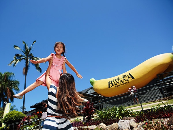   Keluarga menikmati hari di The Big Banana di Coffs Harbour.