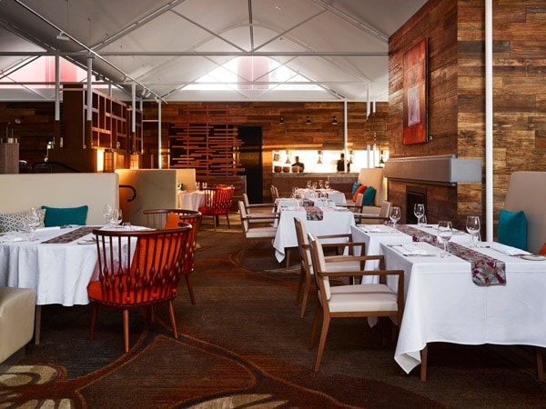 Arnguli Grill & Restoran di Desert Gardens Hotel.  Arnguli, kata Pitjantjatjara untuk plum semak, menawarkan menu yang beragam dan pilihan panggangan khas serta beragam anggur Australia berkualitas.  Nikmati santapan premium dalam suasana romantis dan intim.