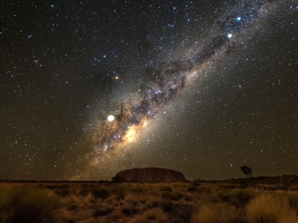 Uluru di bawah langit malam