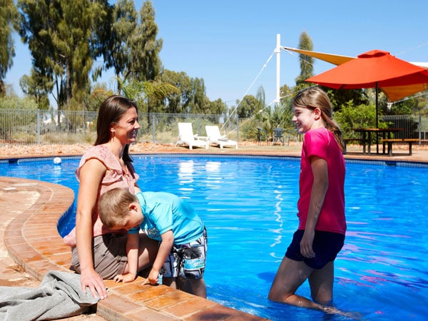 anak-anak bermain di kolam renang di Voyages Ayers Rock Resort