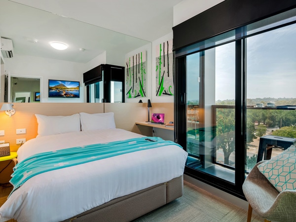 suite kamar tidur dengan balkon di Mercure Bendigo Schaller