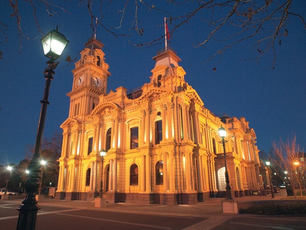 the Bendigo town hall lit up at night