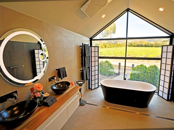 Kamar mandi dengan meja rias ganda di The Old Chaff Mill Retreat di McLaren Vale