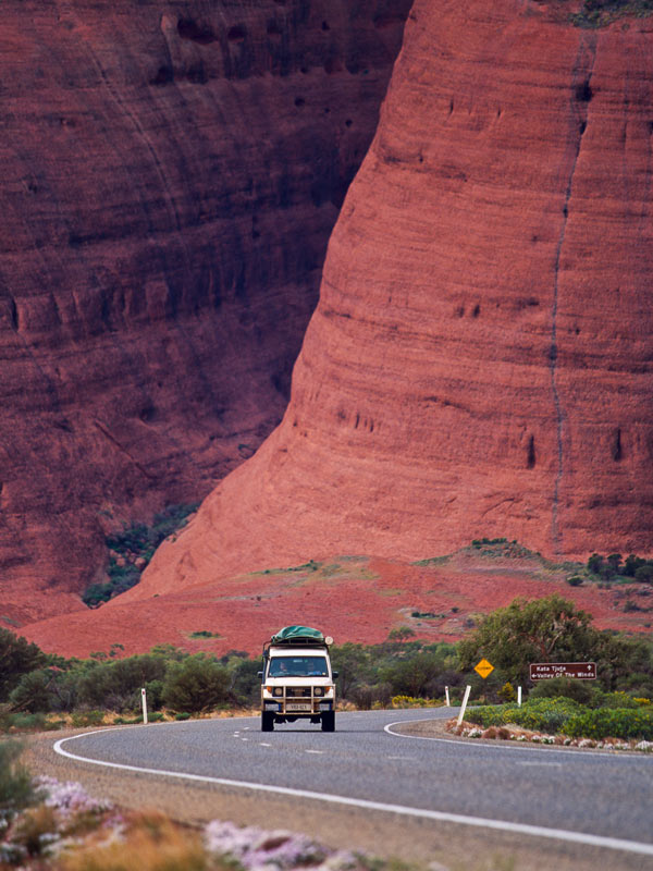 Campervan mengemudi di dekat Uluru-Kata Tjuta