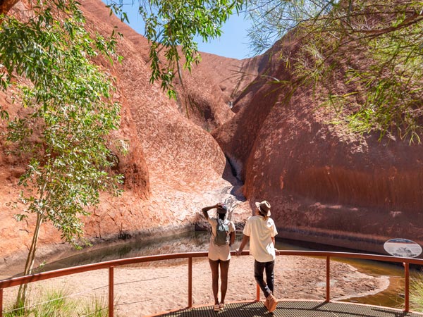 dua turis mengabadikan Mutitjulu Waterhole