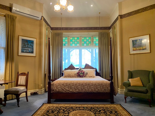 kamar tidur tradisional namun nyaman di dalam Langley Estate