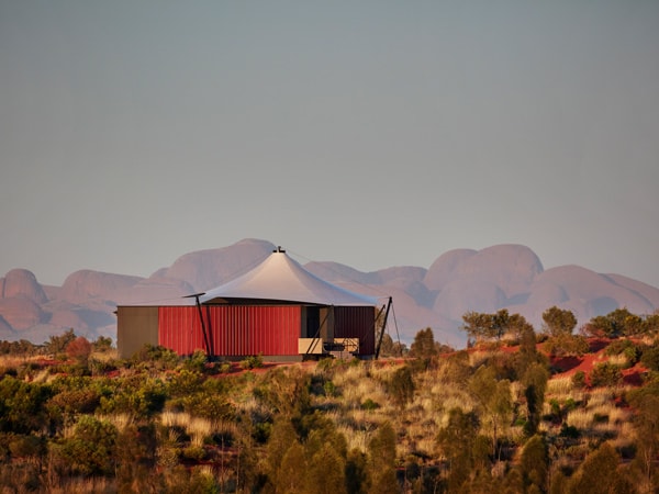 tenda glamping di tengah lanskap terjal di Bujur 131, Uluru