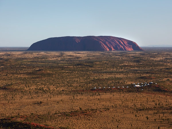 lanskap berbatu dan terjal di Uluru