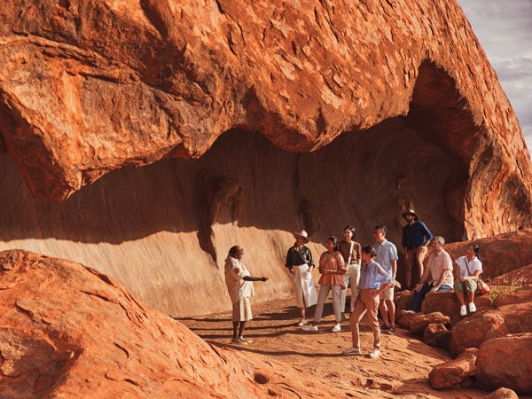 sekelompok wisatawan dalam tur Mala Walk di Uluru