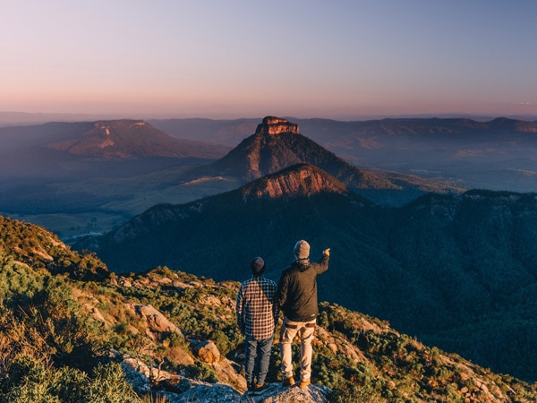 Dua pria di puncak Gunung Barney setelah mendaki di Brisbane