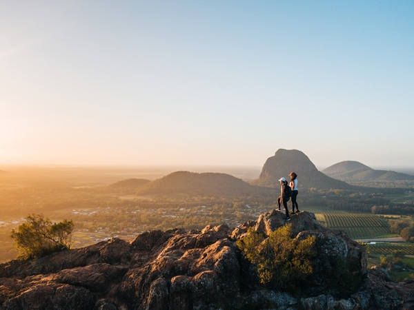 Berdiri di puncak Gunung Ngungun saat matahari terbit di dekat Brisbane setelah mendaki